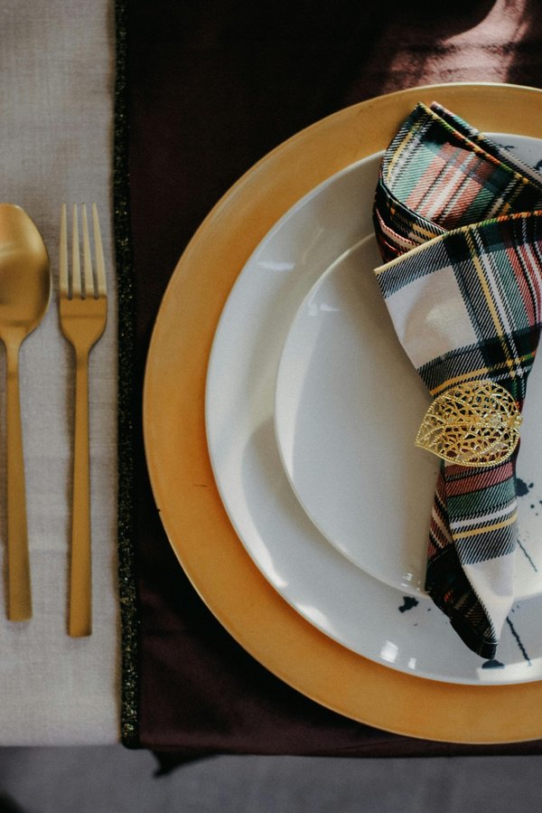 Comment dresser une table chic avec des objets artisanaux